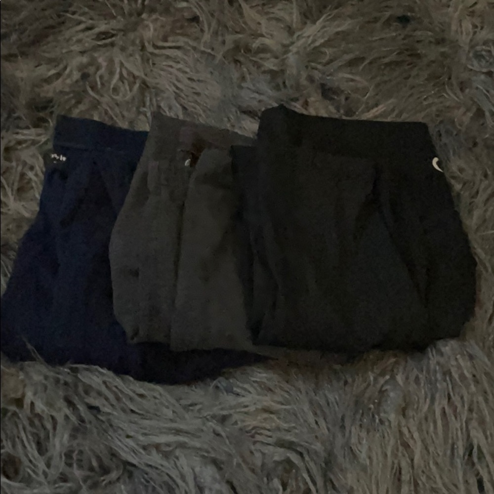 Three pairs of leggings, comes with all.